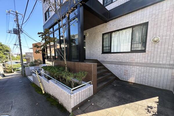 Apartment Building in Atami — photograph 4