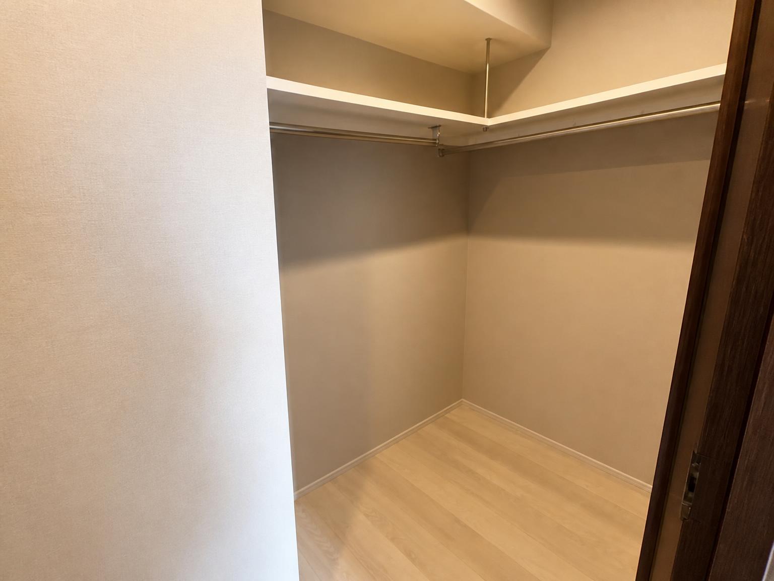 Panoramic Waterfront Tower Home in Fukuoka — photograph 4