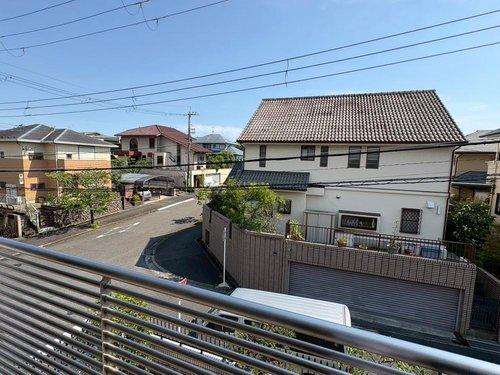Substantial Freestanding House in Suita — photograph 2