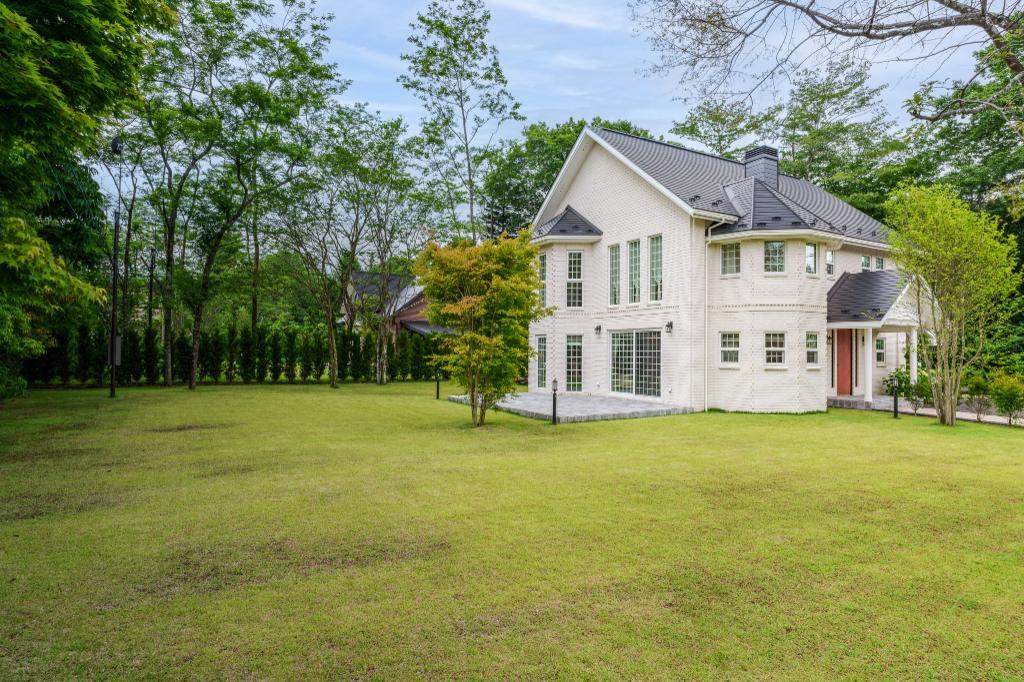 Brand-New Resort House in Karuizawa — photograph 2