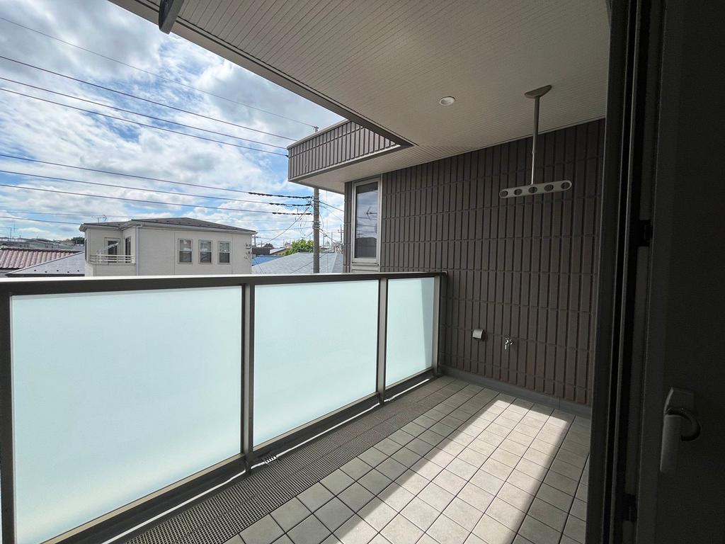 Elevator Family House in Saitama — photograph 3